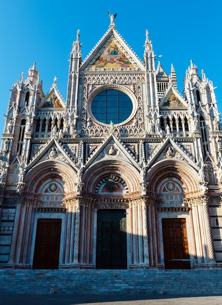 Foto fachada de la catedral de siena toscana italia