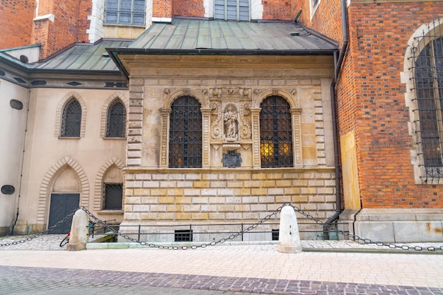 Fachada de la catedral de Wawel St Mary's basrelief Cracovia Polonia