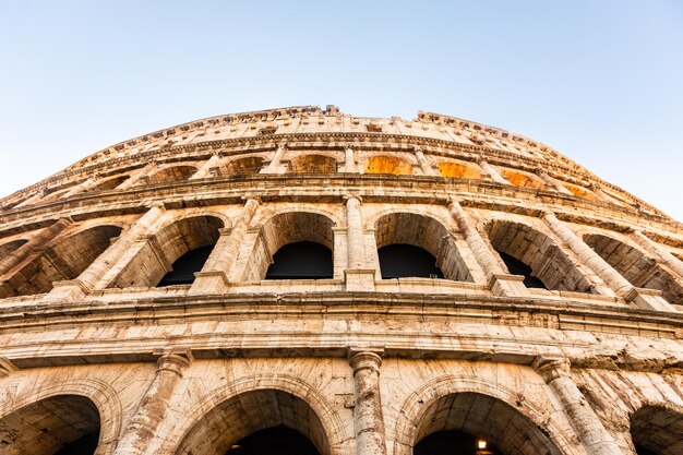 Fachada del Coliseo de Roma, Italia.