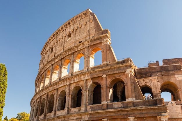 Fachada del Coliseo de Roma, Italia.