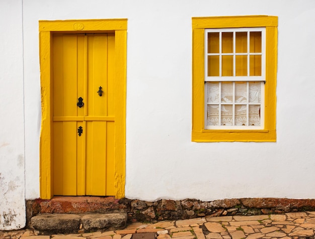 Fachada de color brillante de la casa en Brasil