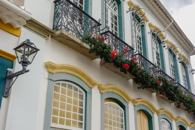 Fachada colorida e varandas de edifícios antigos em São João del Rei Minas Gerais Brasil