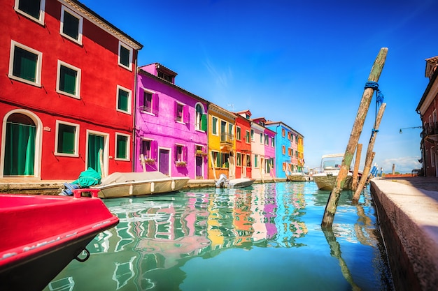 Fachada colorida na ilha de burano, província de veneza