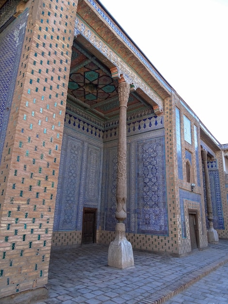 Fachada com majólica e mosaicos na cidade de Khiva