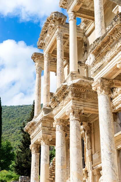 Fachada da antiga Biblioteca Celsius em Éfeso, Turquia