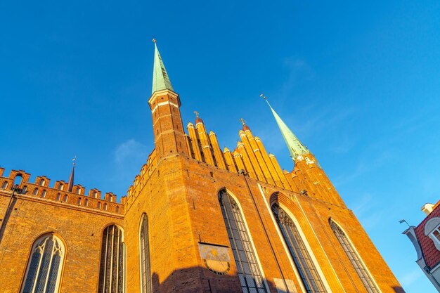 Fachada da antiga igreja Bazylika Mariacka na cidade velha de Gdansk Polônia