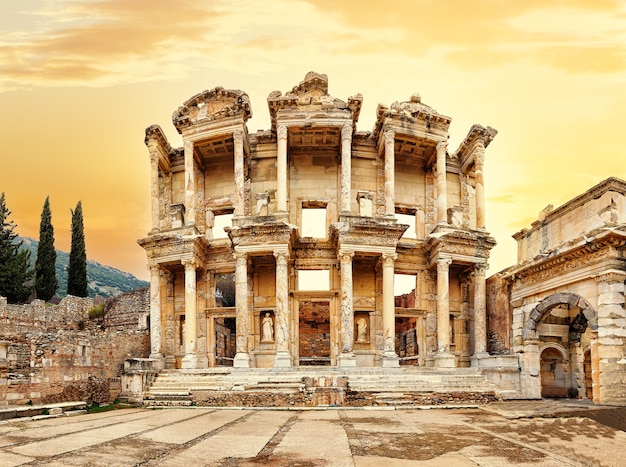 Fachada da biblioteca de Celsus em Éfeso, sob um céu amarelo do sol. Turquia. Panorama