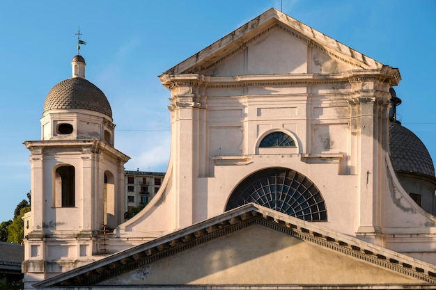 Fachada da catedral contra o céu