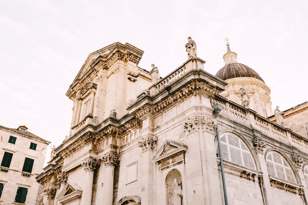 Fachada da catedral da assunção da virgem maria na cidade velha de dubrovnik igreja de dubrovnik