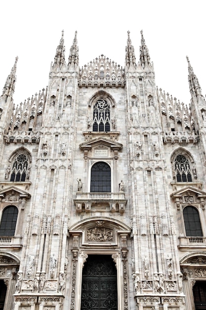 Fachada da catedral de milão (duomo di milano) na itália isolada sobre o fundo branco