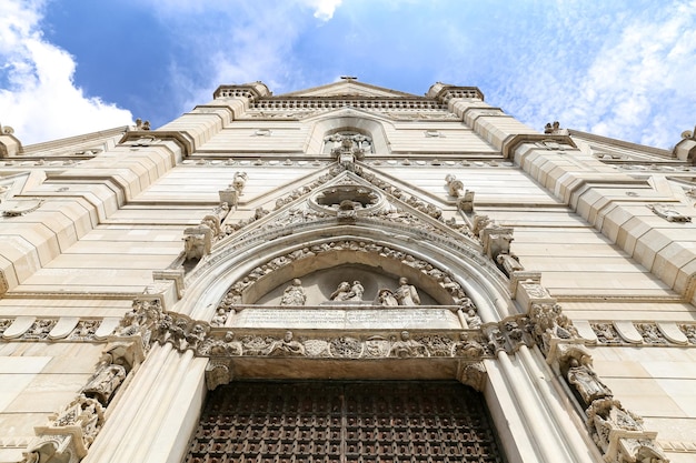 Fachada da Catedral de Nápoles em Nápoles Itália