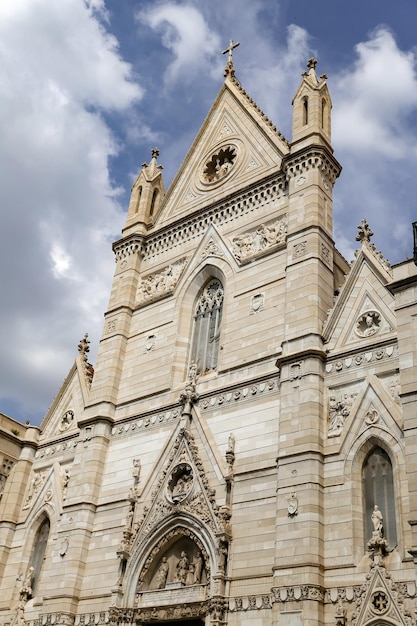 Fachada da Catedral de Nápoles em Nápoles Itália