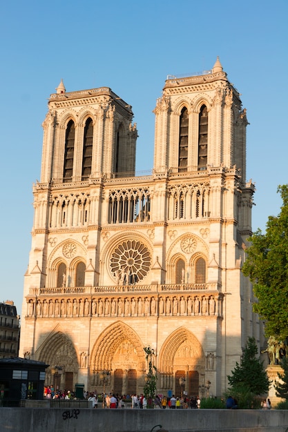 Fachada da catedral de Notre Dame em dia de verão, Paris, França