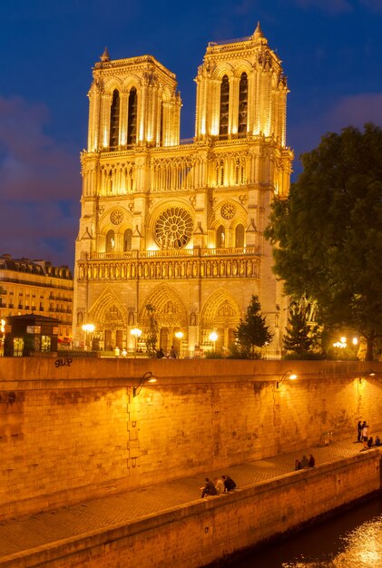 Fachada da catedral de Notre Dame na noite azul, Paris, França