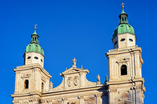 Fachada da Catedral de Salzburger Dom Salzburg na Áustria. Vista da Igreja na antiga cidade austríaca. Arquitetura da cidade da cidade de Mozart, Europa. Céu azul e fundo do sol. Arquitetura do edifício religioso