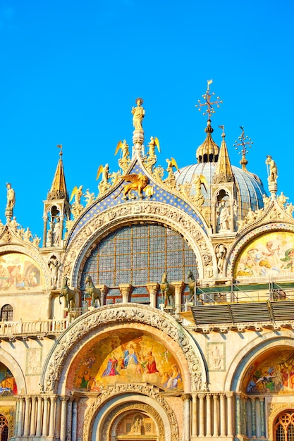 Fachada da catedral de são marcos em veneza, itália