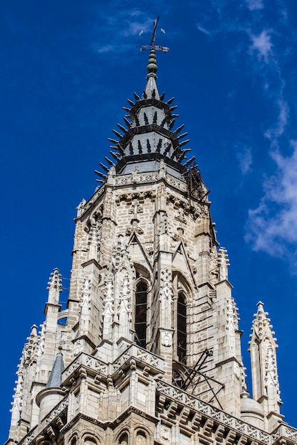 Fachada da catedral de toledo, igreja espanhola