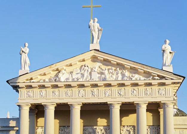 Fachada da Catedral na cidade velha de Vilnius, Lituânia.