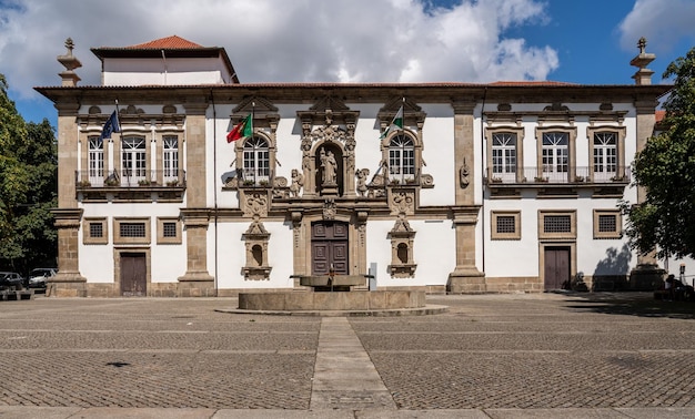 Fachada da Cidade ou Câmara Municipal de Guimarães no norte de Portugal