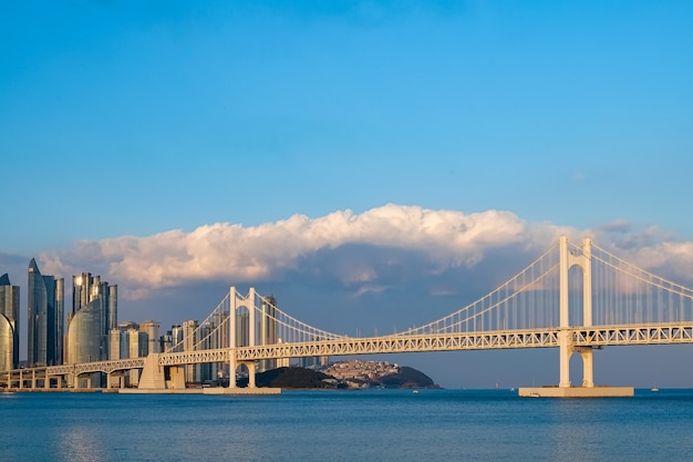 Fachada da Diamond Bridge (ponte de Gwangan) em Busan, Coreia.