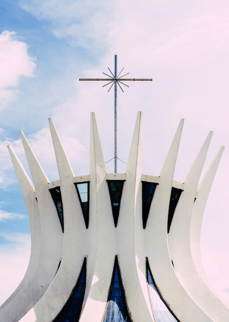 Fachada da icônica catedral metropolitana nossa senhora aparecida em brasília, brasil