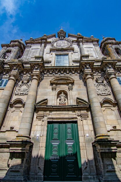 Fachada da igreja barroca de San Bartolome na cidade de Pontevedra