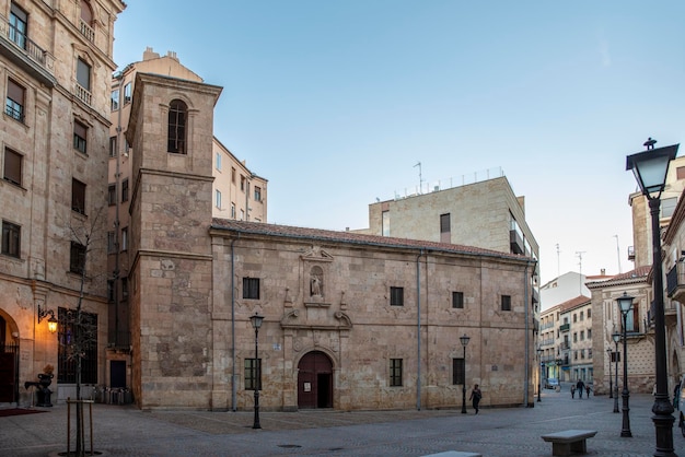 Fachada da Igreja de San Boal no centro histórico de Salamanca