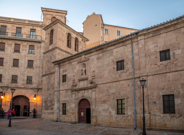 Fachada da Igreja de San Boal no centro histórico de Salamanca