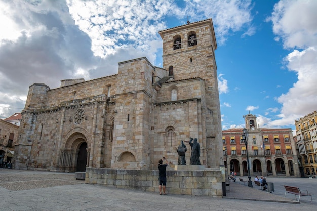 Fachada da Igreja de San Juan Bautista na praça do prefeito de Zamora Espanha