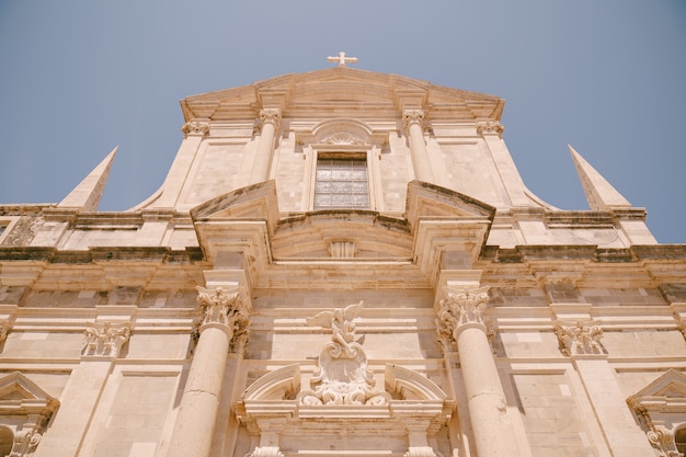 Fachada da igreja de santo inácio em dubrovnik, croácia, estátua de um anjo acima da entrada de