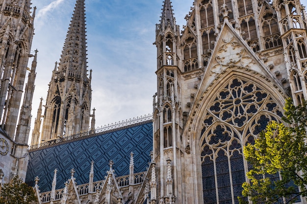 Fachada da igreja gótica famosa de Votivkirche e céu azul em Viena, Áustria