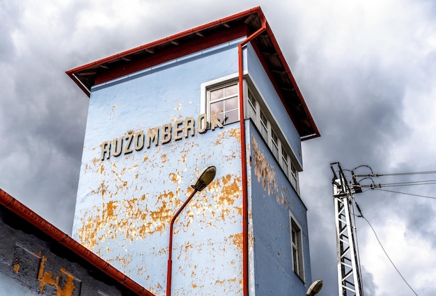 Fachada dañada del antiguo edificio de la estación de tren en la ciudad de Ruzomberok en Eslovaquia