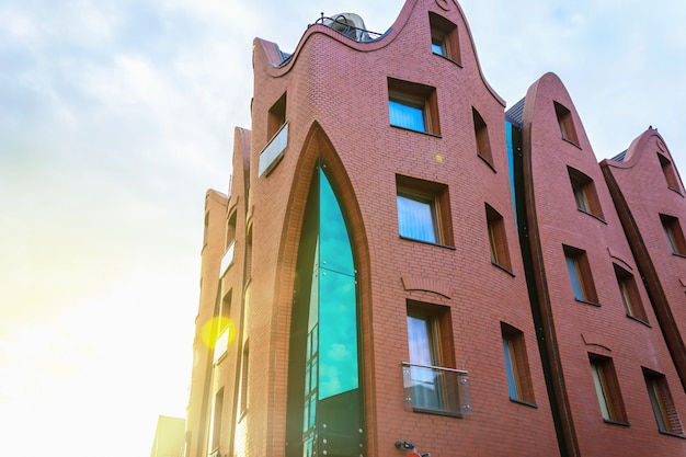 Fachada de arquitetura do hotel de curva acentuada em Gdansk, Polónia