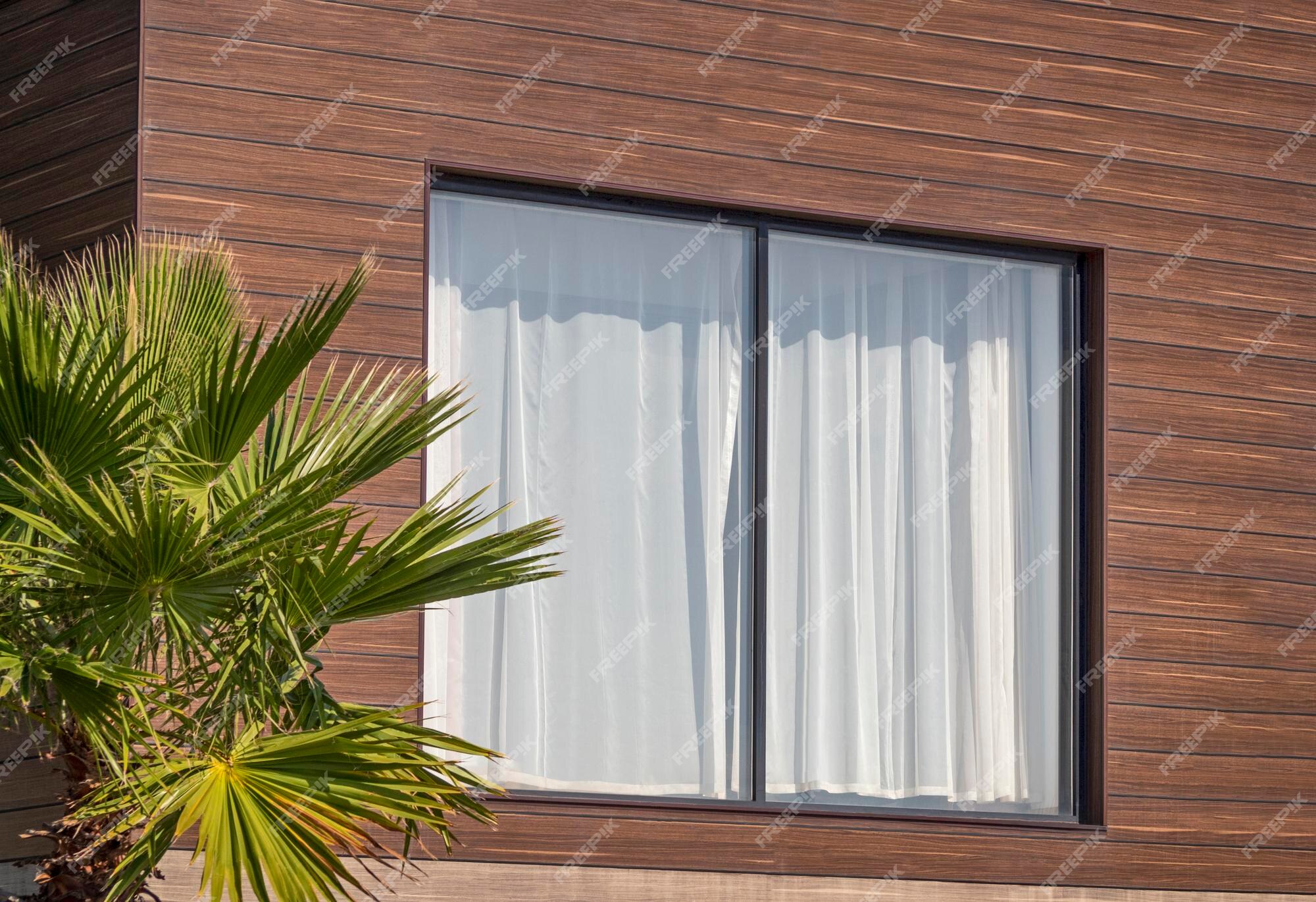 Janela Solitária Na Fachada Da Casa Bege Com Obturadores Verdes E Cor  Branca De Sotaque Com Telhas Escuras E Aberturas Foto de Stock - Imagem de  casa, material: 266656892