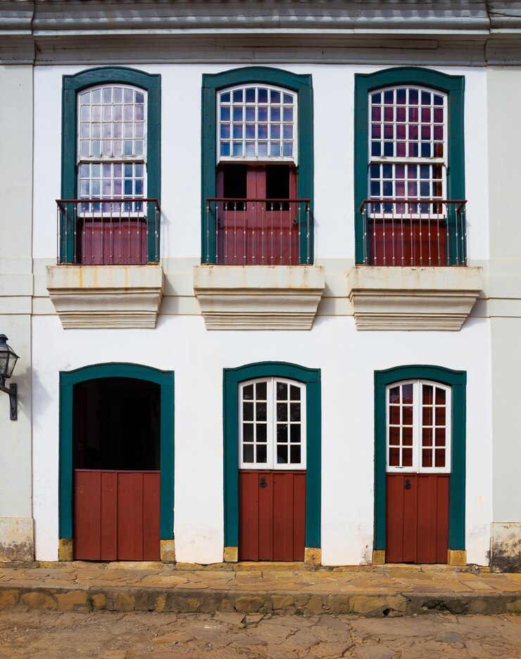 Foto fachada de casa em cores vivas no brasil