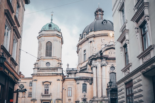 Fachada de casas na igreja de Lviv e edifício histórico