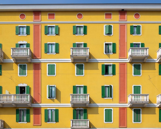 fachada de edifício residencial moderno colorido com janelas e varandas em um dia ensolarado Milão Itália