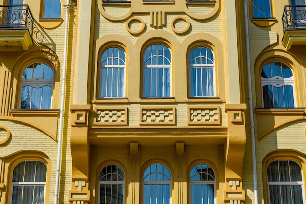 Fachada de edifício residencial moderno em bairro de elite