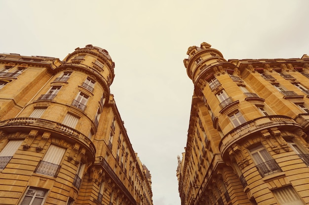 Foto fachada de edifícios medievais no centro da cidade de paris, frança