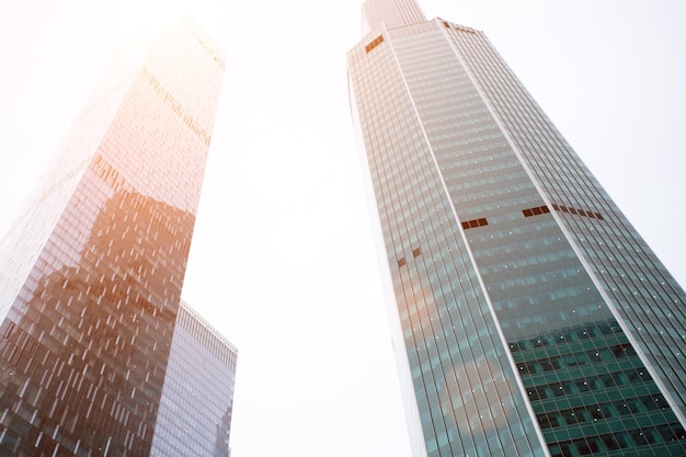 Fachada de escritório financeiro arranha-céus modernos de baixo ângulo edifícios de torre de vidro no distrito comercial com arquitetura de fundo do céu