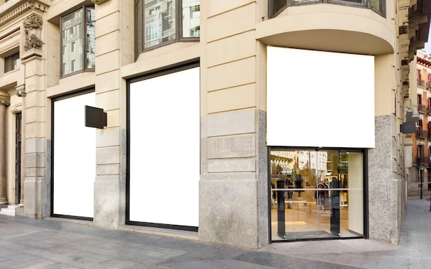 Foto fachada de loja de roupas de moda e janelas em branco para a sua própria marca