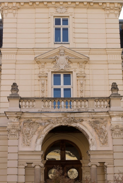 Fachada de prédio antigo com varanda em Lviv, Ucrânia
