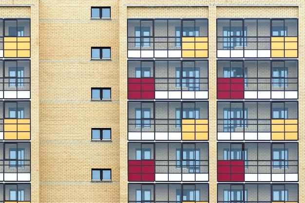 Fachada de prédios de apartamentos com janelas e balcões