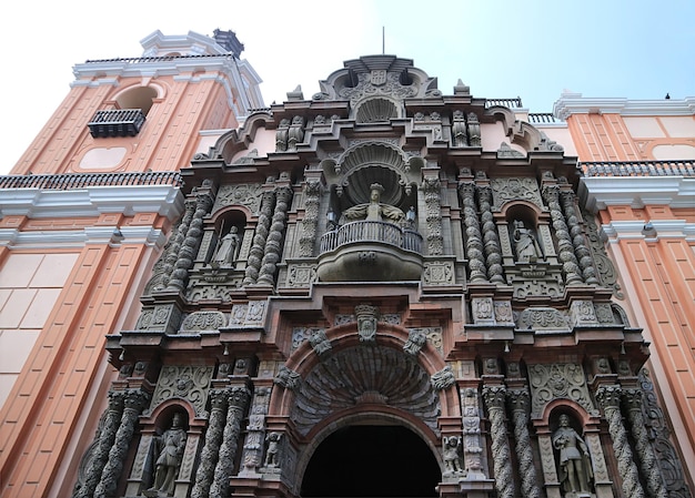 Fachada de tirar o fôlego da Basílica Menor e Convento de Nuestra Senora de la Merced em Lima Peru