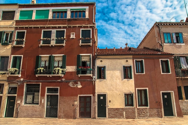 Fachada de um antigo edifício italiano close-up.