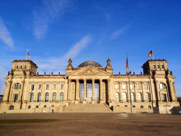 fachada de um edifício histórico contra o céu azul