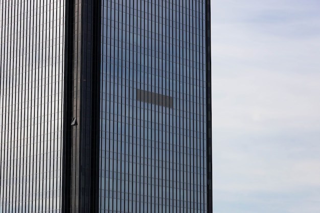 Fachada de um prédio comercial moderno