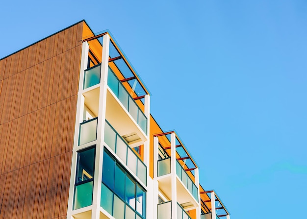 Fachada de um prédio residencial moderno. Incluindo lugar com espaço de cópia