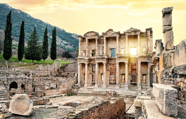 Fachada de uma biblioteca de celsus em éfeso, sob o céu amarelo. turquia