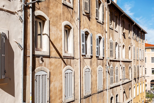 Fachada de uma casa com persianas na cidade velha de marselha, em um dia ensolarado.